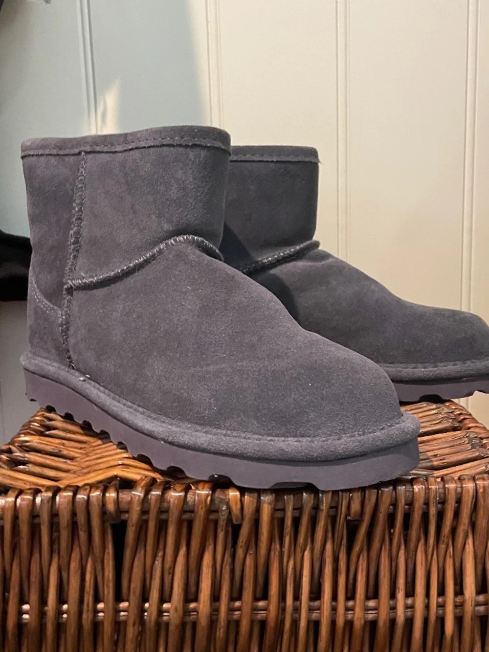 NEW Bearpaw Women’s Sheepskin Boots, 10